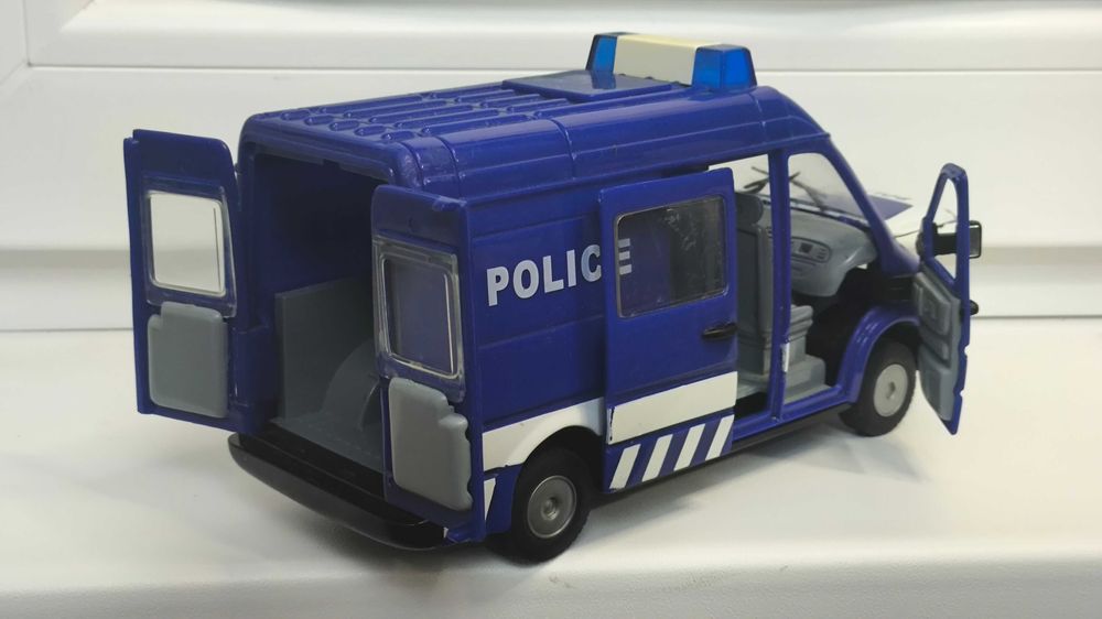 Машинка Mercedes Sprinter Police 1.24