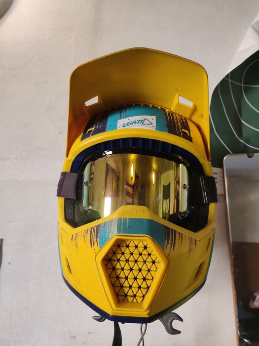 Мотошолом та маска Leatt