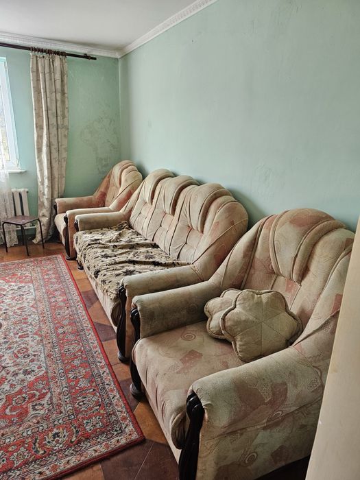 Ліжко і два крісла