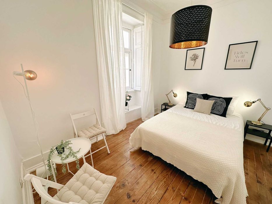 Quarto casal Av 5 Outubro sem caução entrada imediata