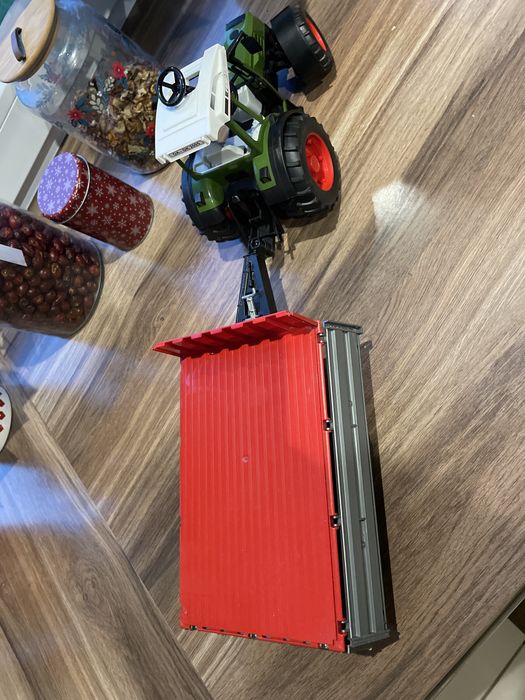 Bruder traktor Fendt i przyczepa