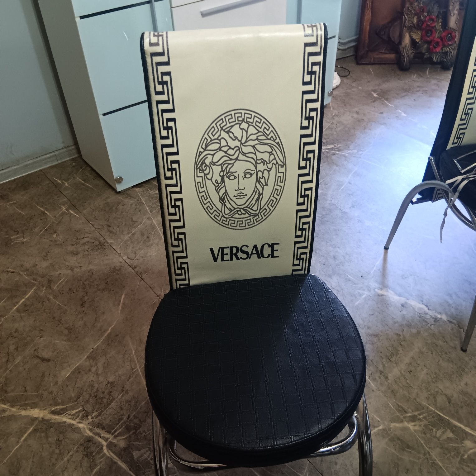 Stół z krzesłami w stylu versace
