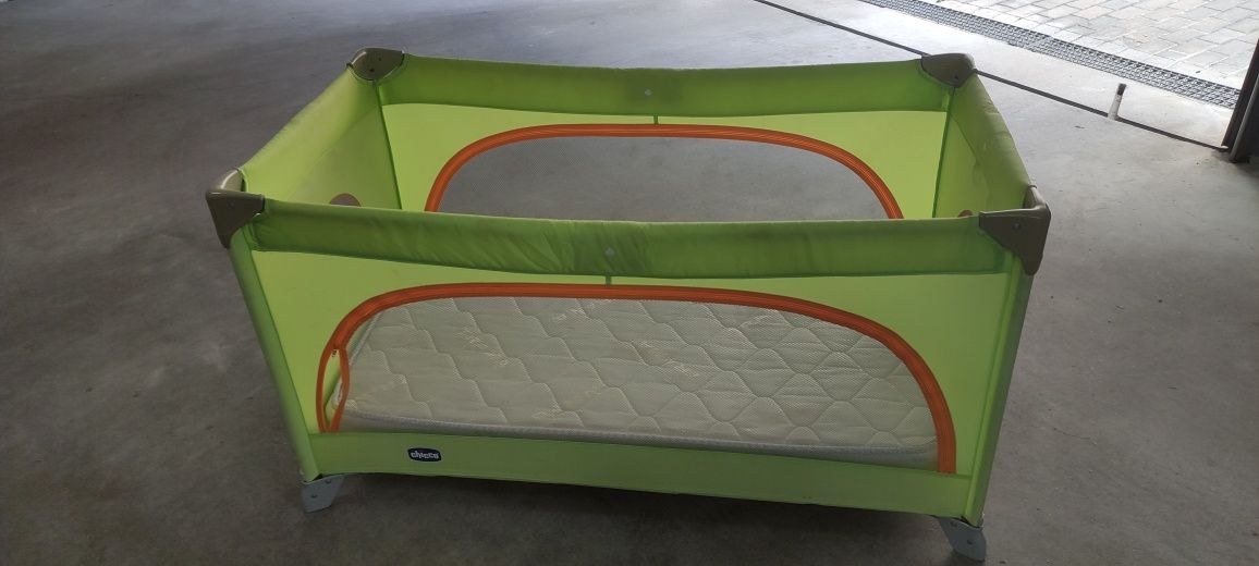 Cama de viagem Chicco com colchão de molas Bebecar