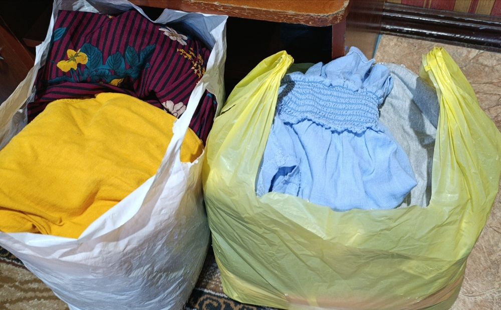 Віддам два пакети речей