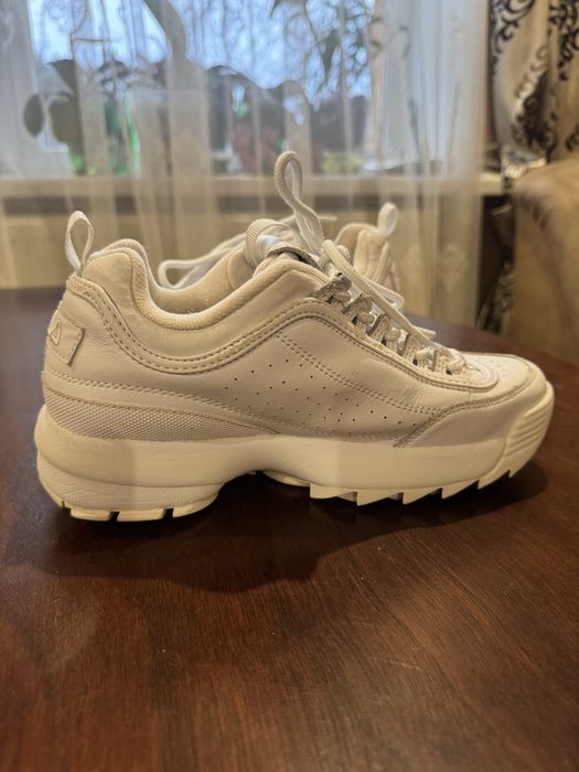 Кросівки білого кольору