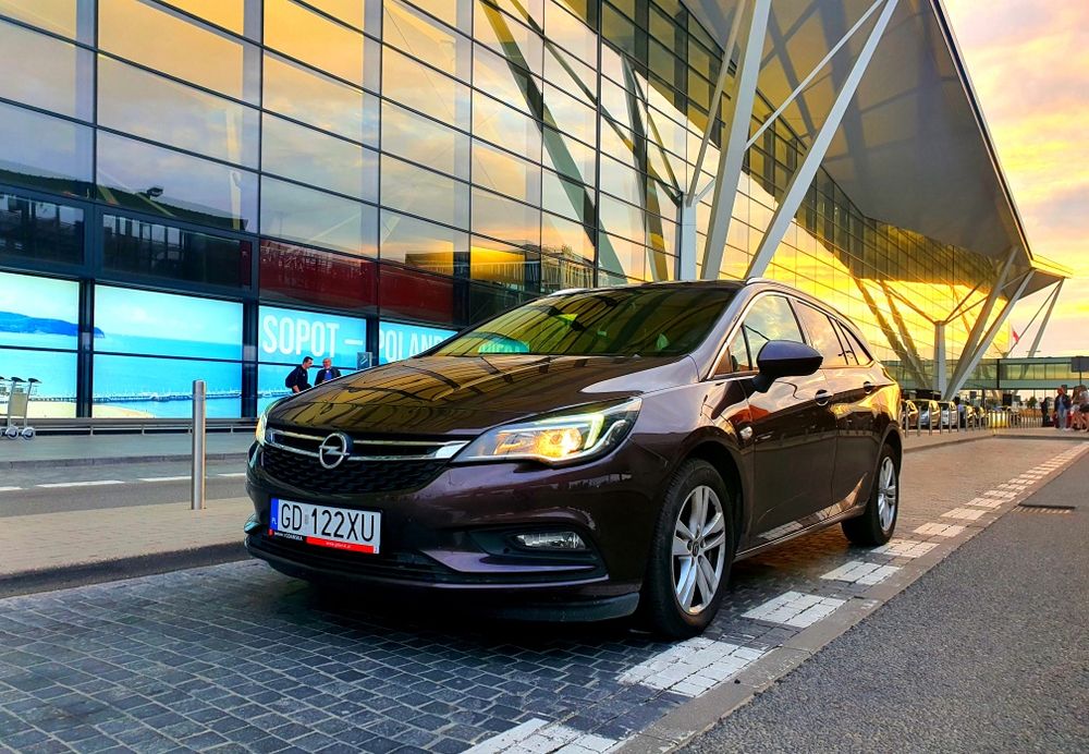 Opel Astra wynajem samochodu osobowego, wynajem na lotnisku
