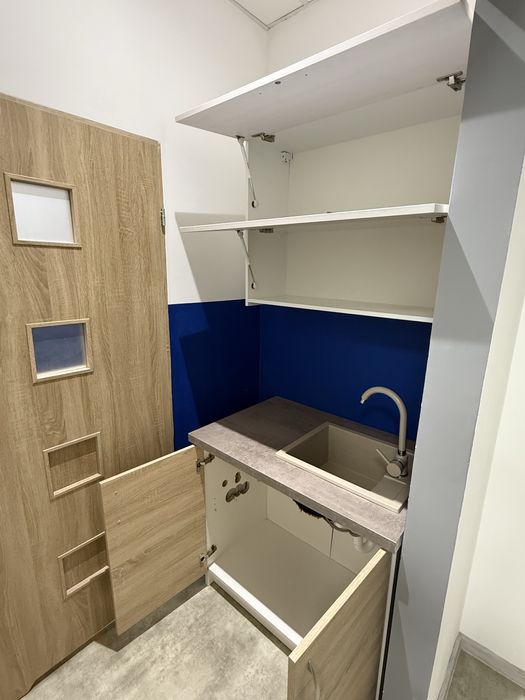 Zestaw kuchenny: blat ze zlewem, bateria, szafka dolna i górna