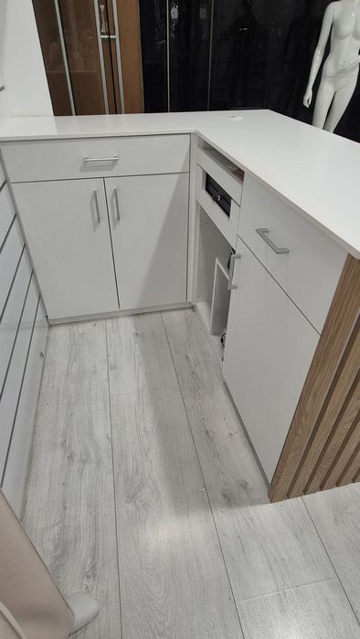 Balcão de loja e estrado em madeira