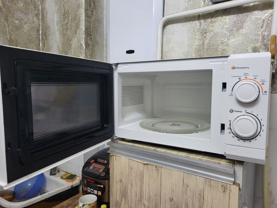 Мікрохвильова піч ( мікроволновка) робочій стан