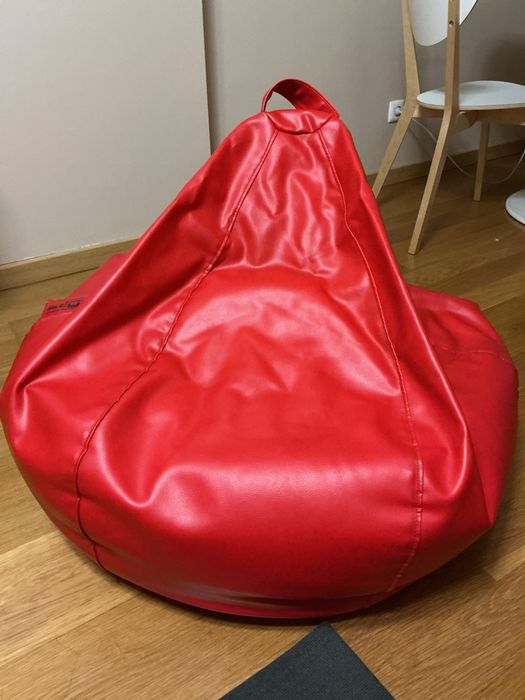 Puff vermelho em couro