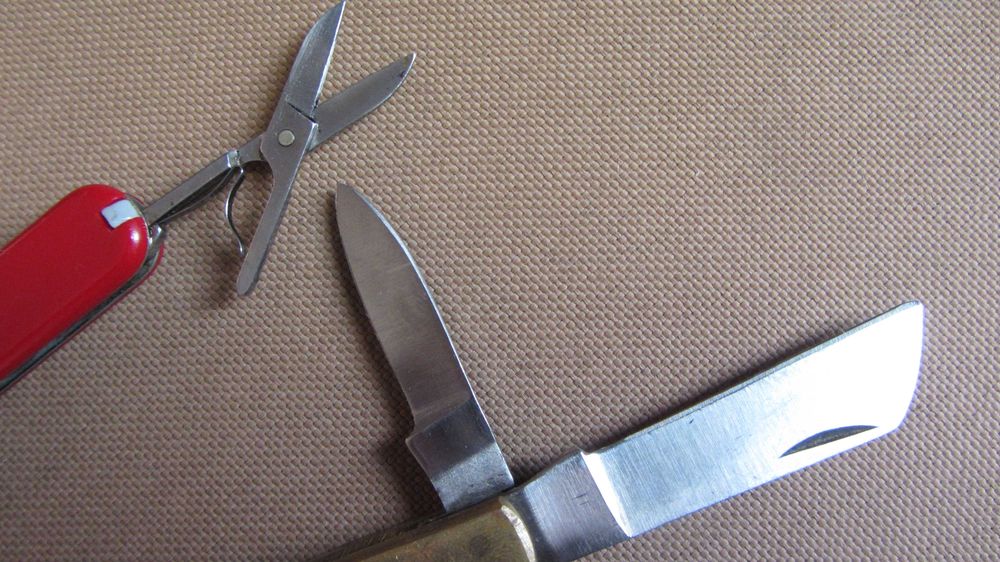 Одним лотом Victorinox Classic SD та HDC Pakistan. Б/у.