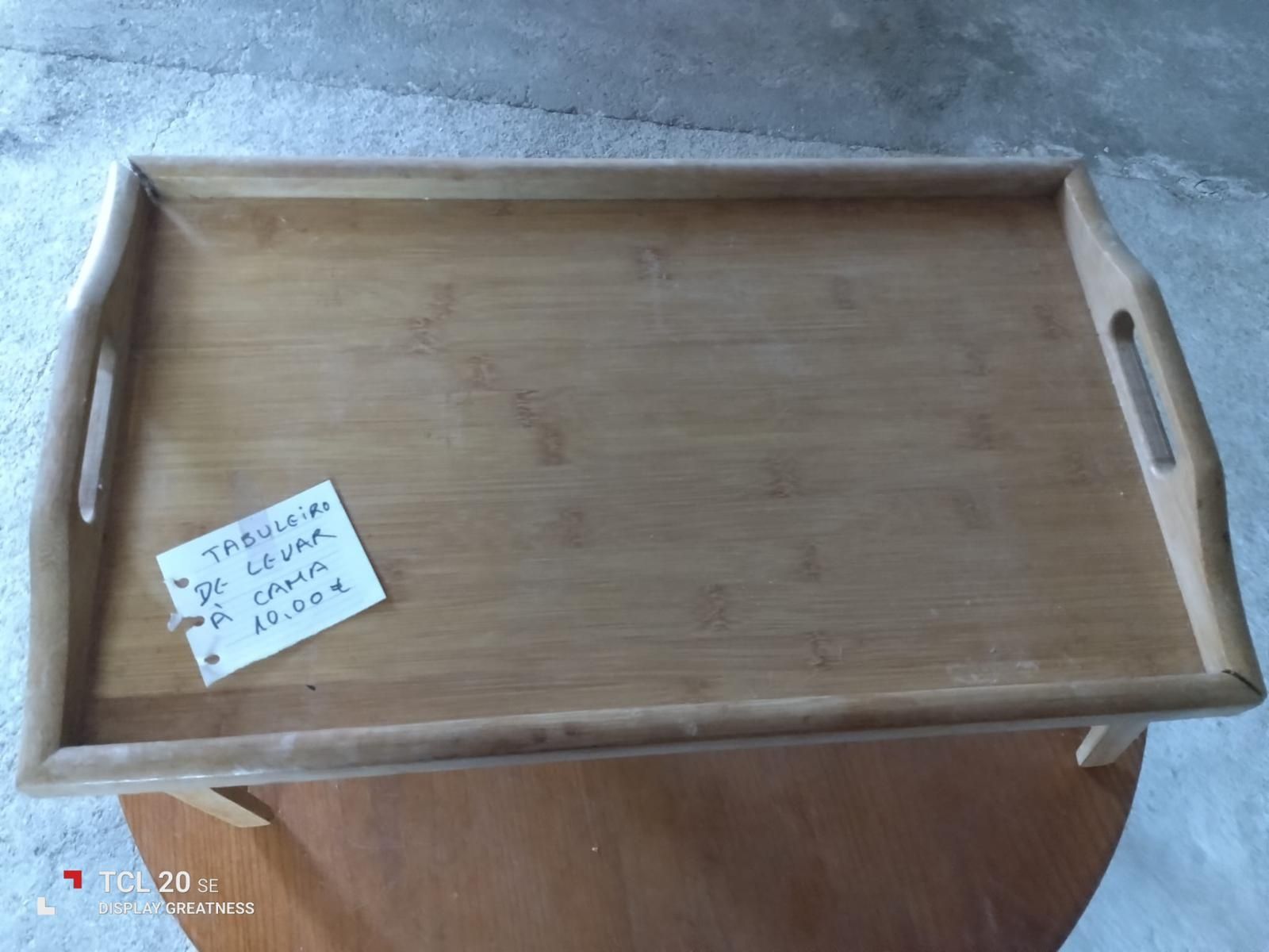 Tabuleiro em madeira para cama ou sofá