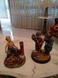 2 bonecos em base de madeira