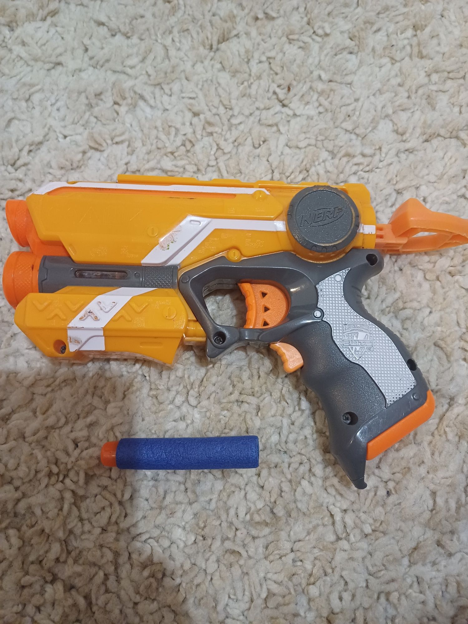 Pistolet Nerf z laserem.
