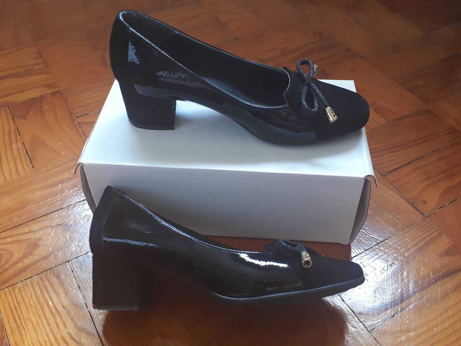 Sapatos pretos em Verniz e Camurça - Tam 37