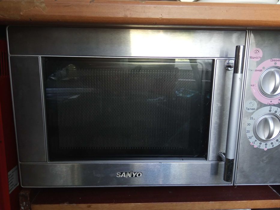 Мікрохвильова піч повністю працює