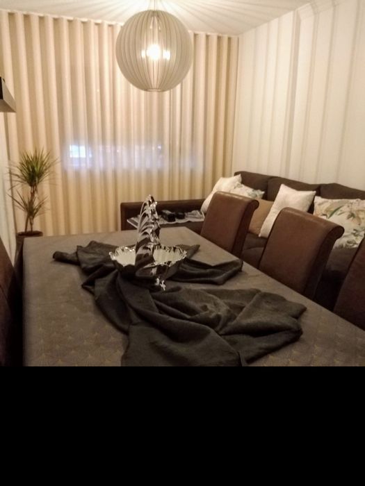 Mesa de sala com cadeiras