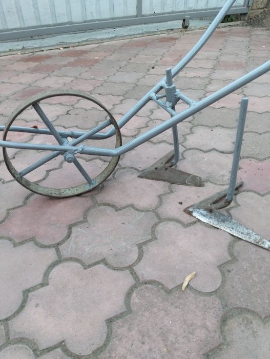 Ручний культиватор ,плоскоріз з двома лапами