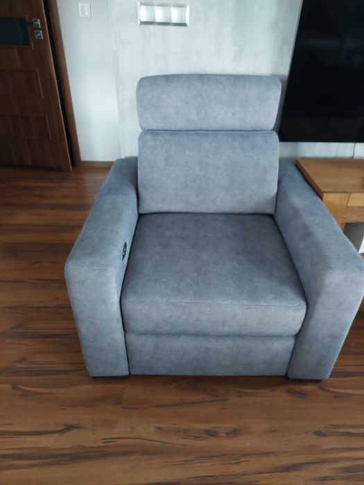 Fotel z elektrycznym podnóżkiem