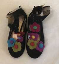 Buty z filcowymi kwiatami