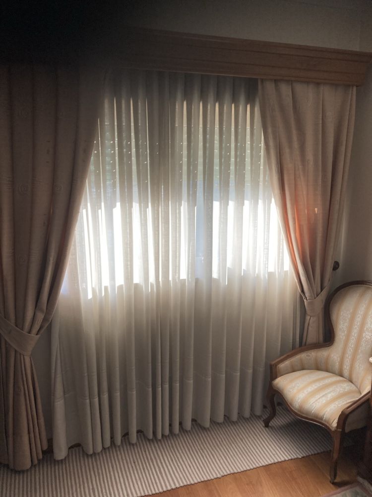 Cortinas com sanefas de madeira