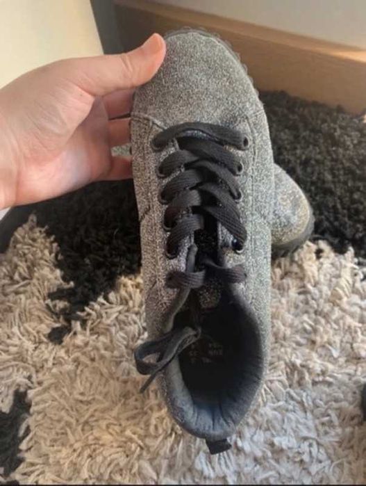 Sapatilhas pretas brilhantes