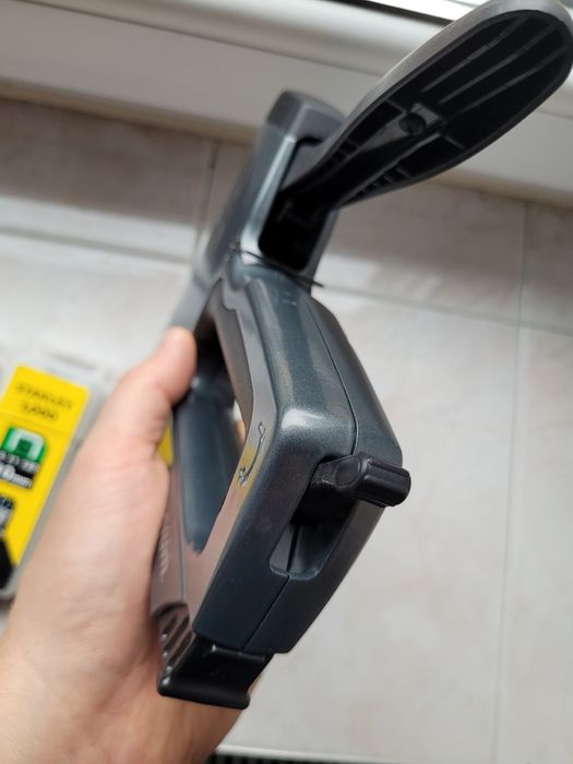Zszywacz tapicerski Stanley 6-TR250 + zszywki i gwoździe
