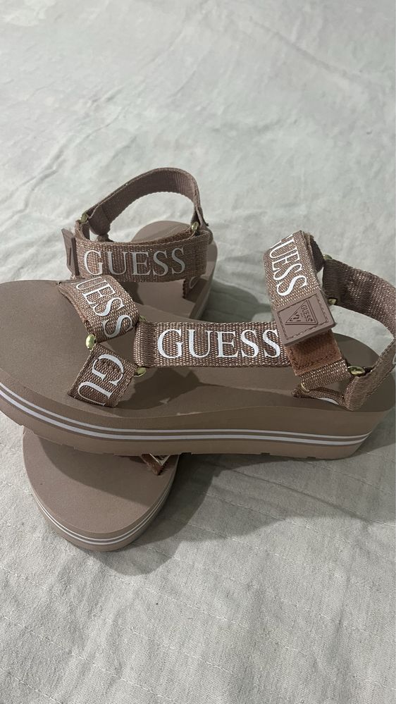 Продам босоніжки  Guess