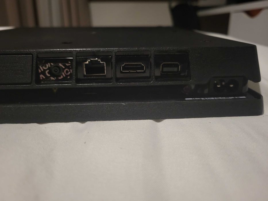 PS4 SLIM 1TB + Cabo de alimentação + 2 comandos + GTA 5