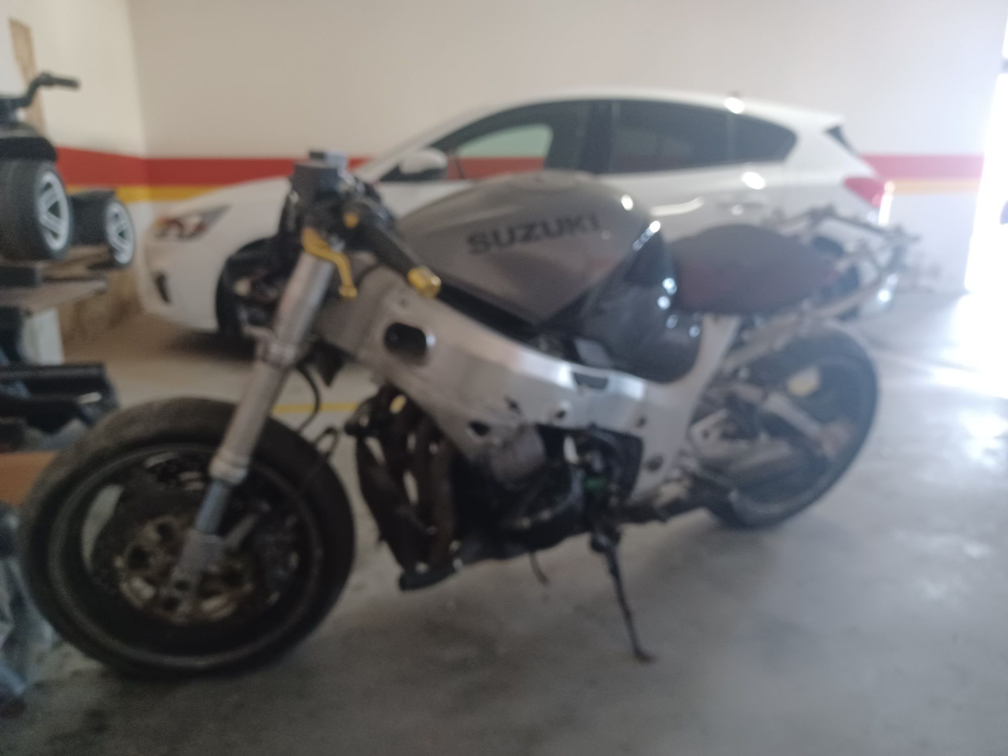 Moto Hayabusa 1300R ano 2000 Deslimitada