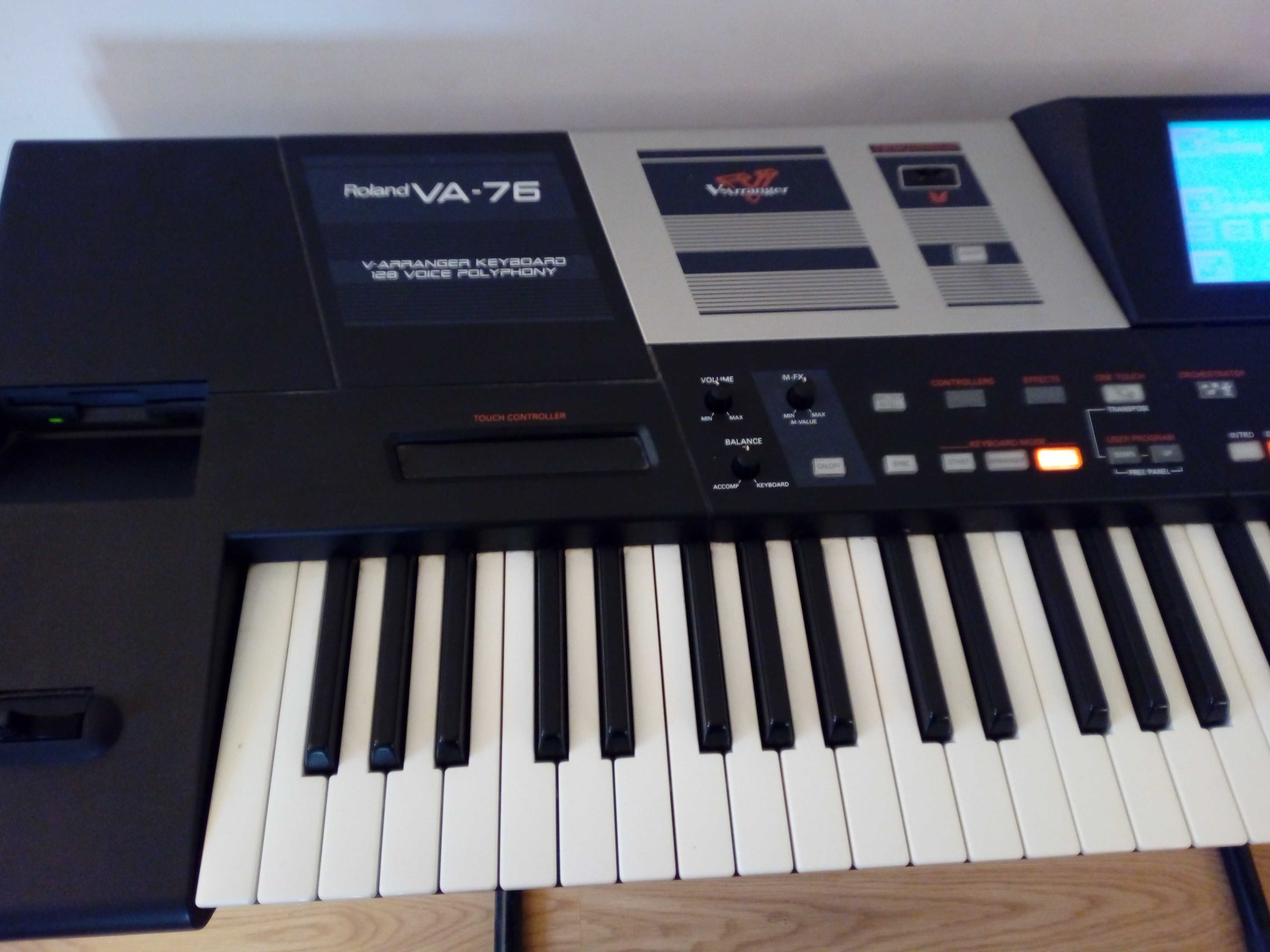 Teclado musical - Roland VA-76, com suporte