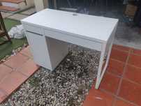 Secretária branca IKEA
