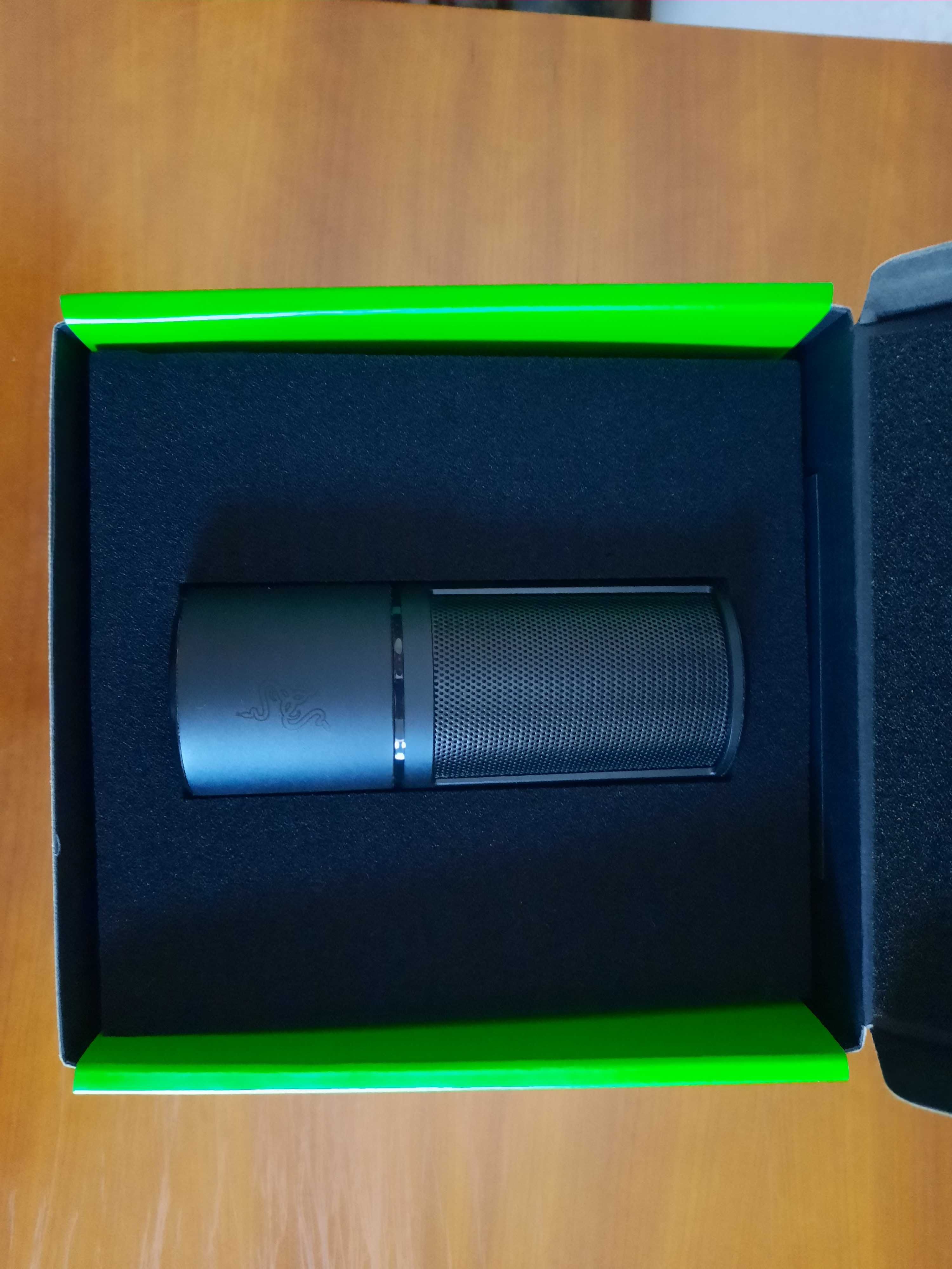 Microfone Razer Seiren X em estado impecável