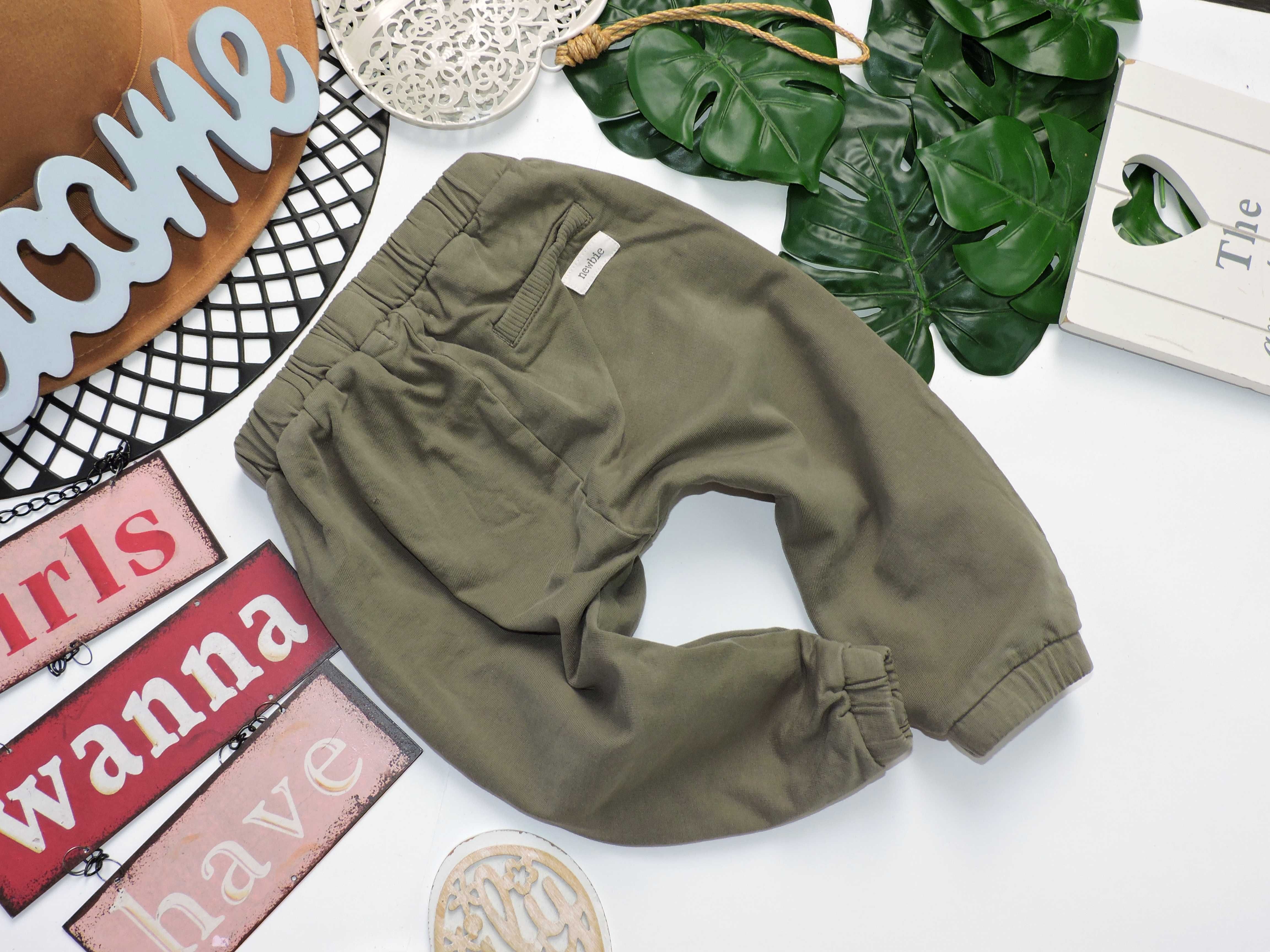 Newbie - markowe spodnie khaki guziczki r 80