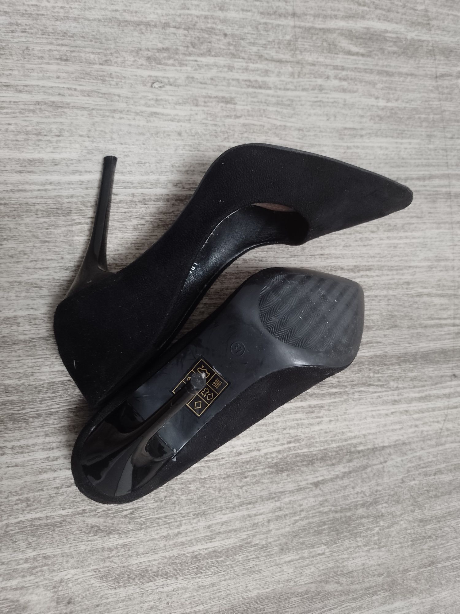 Sprzedam damskie buty rozmiar 37.