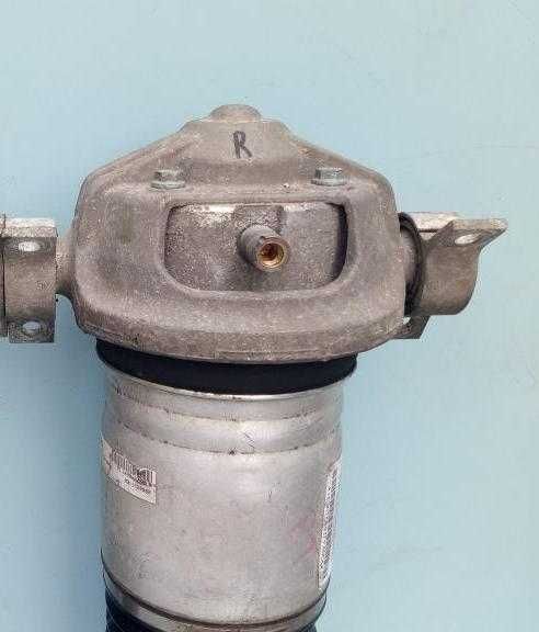 Пневмостойка задняя правая Volkswagen Touareg пневмо стойка права Vw