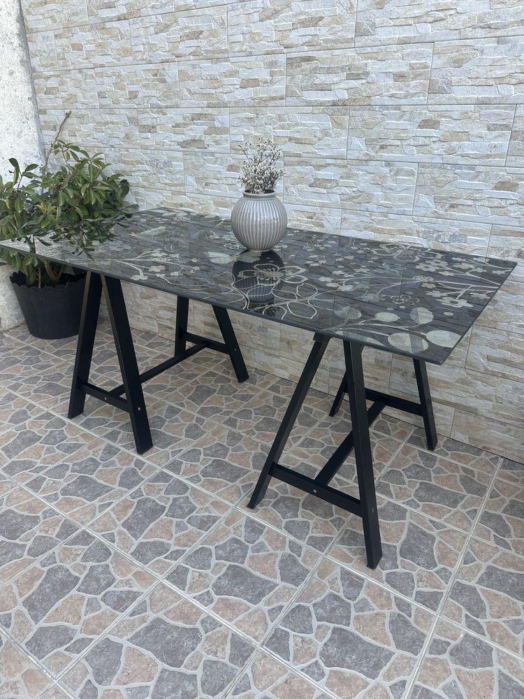 Mesa de vidro com desenhos