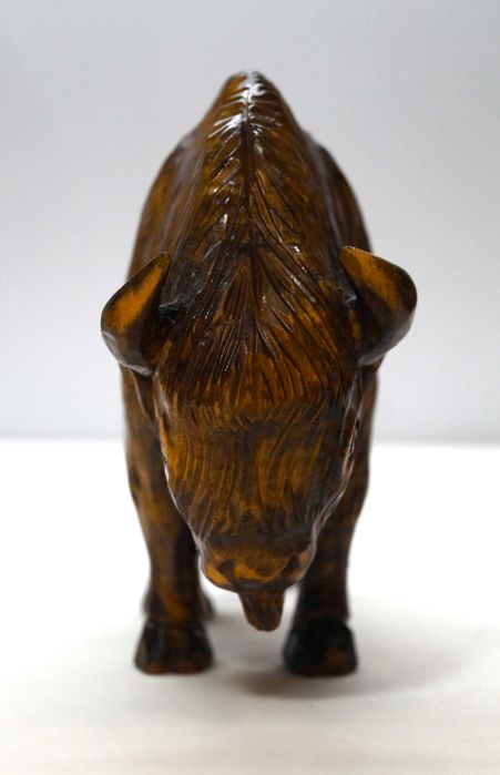 Ozdobny żubr z drewna PRL