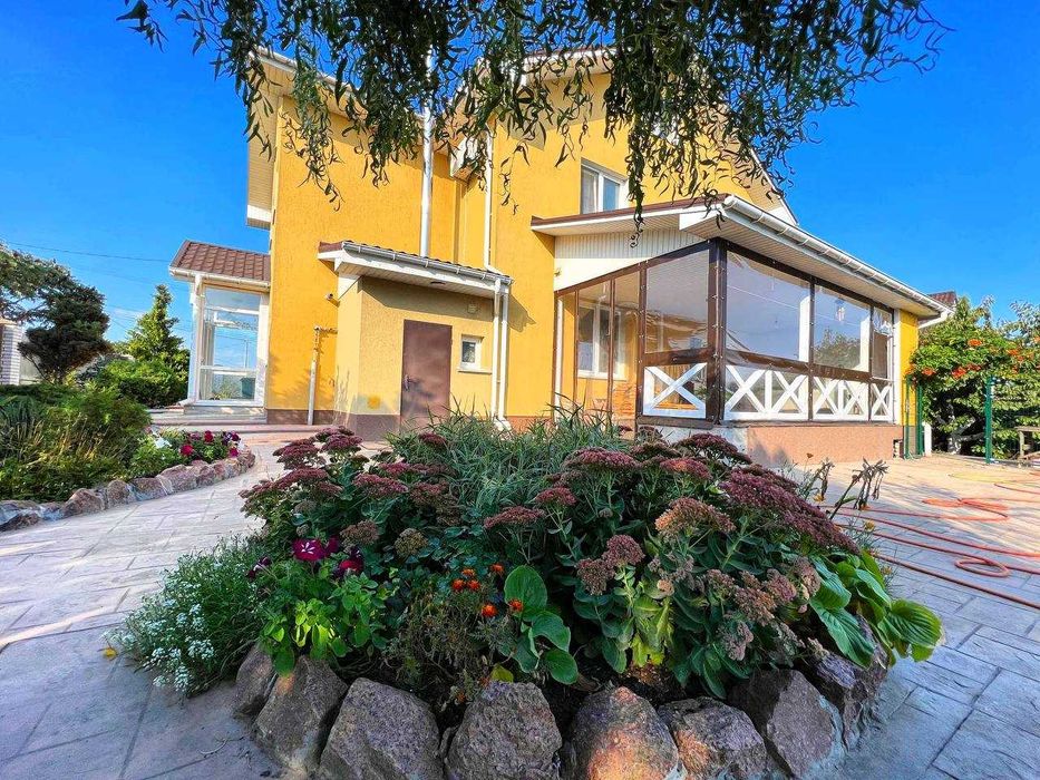 Продаж жилого будинку. Газ,камін,твердопалевний котел,гараж,підвал.