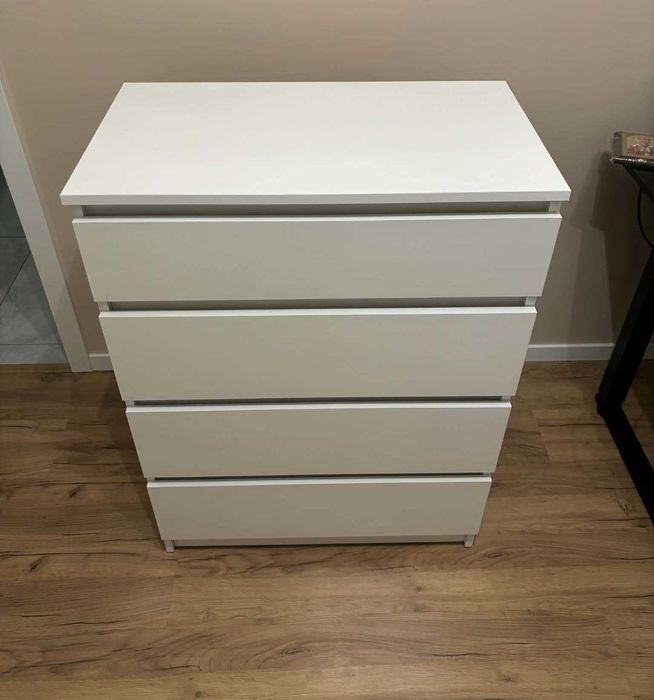 Biała komoda z 4 szufladami