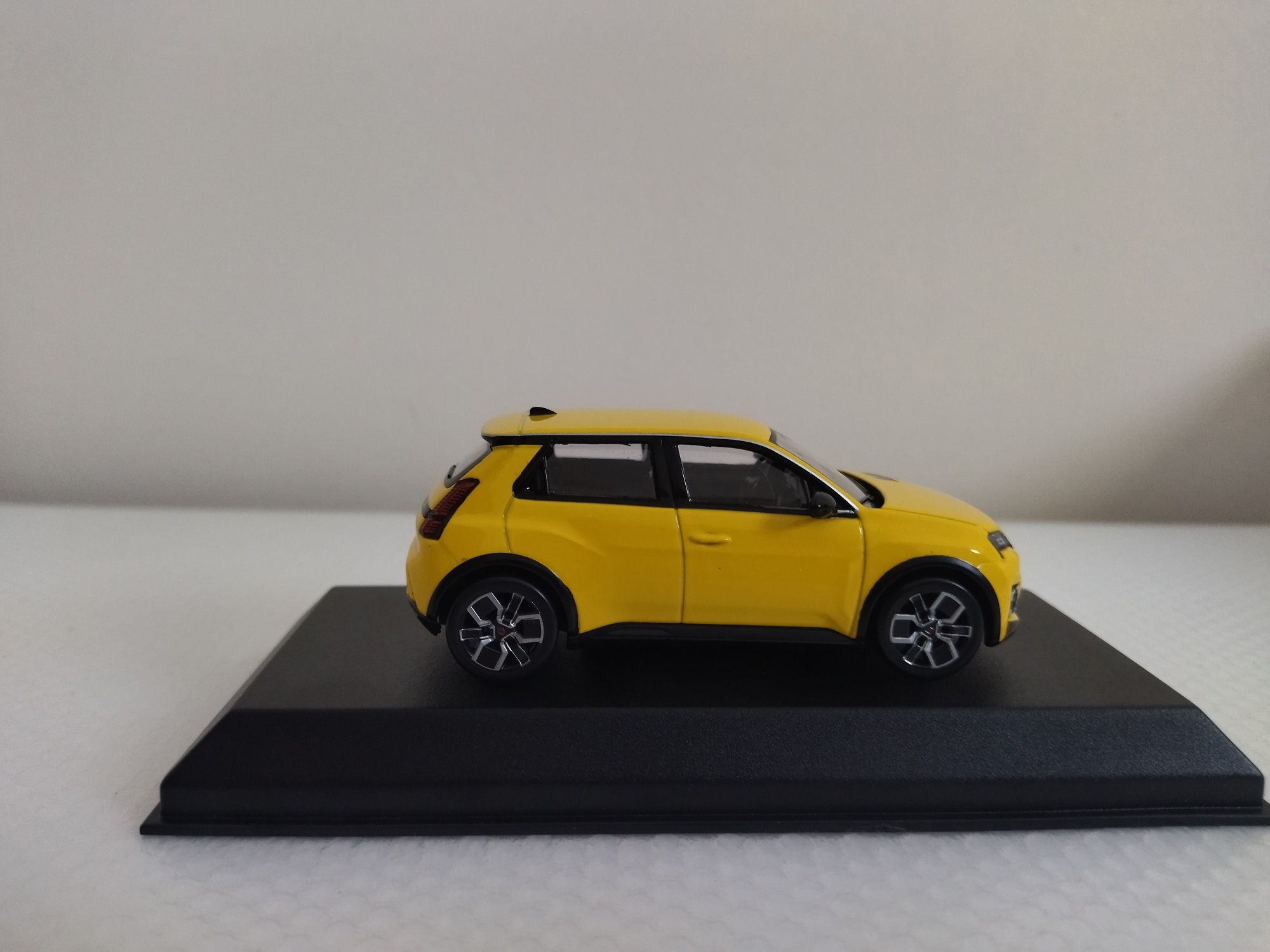 Miniatura Renault 5 E-Tech Nova 1/43