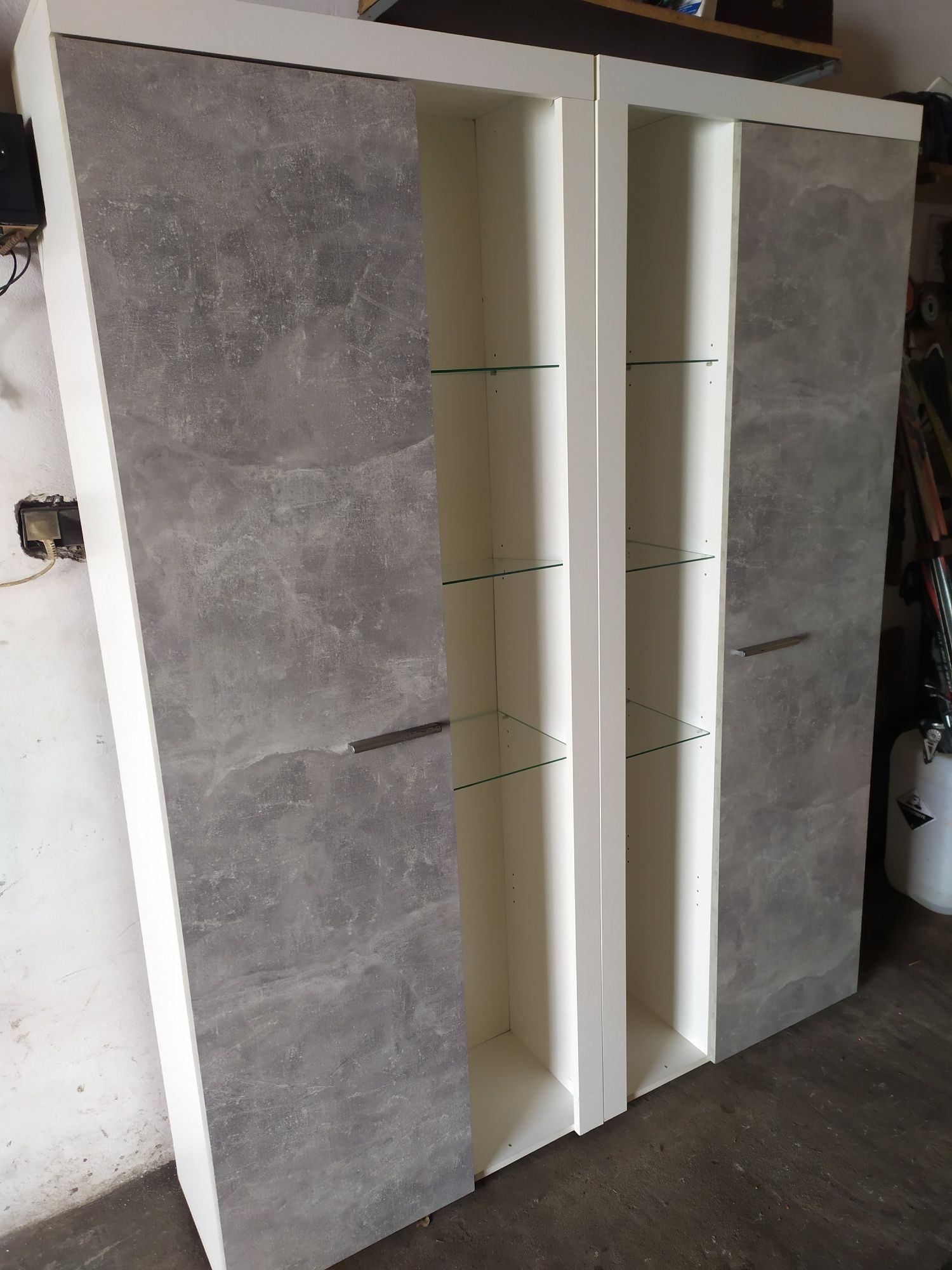 Dwie szafy witryny Agata biały beton