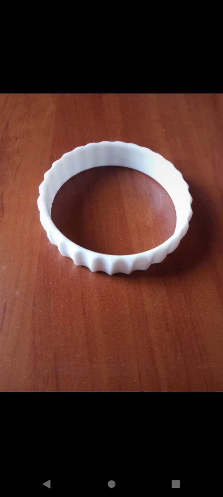 Biała plastikowa bransoletka