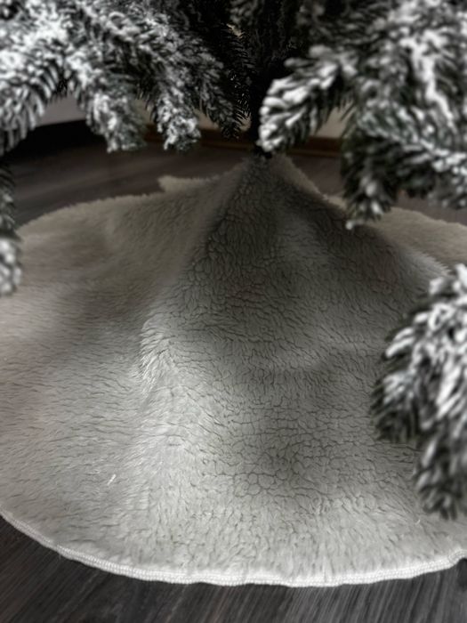 Штучна засніжена ялинка Рояль Мега 2.1 м з килимком