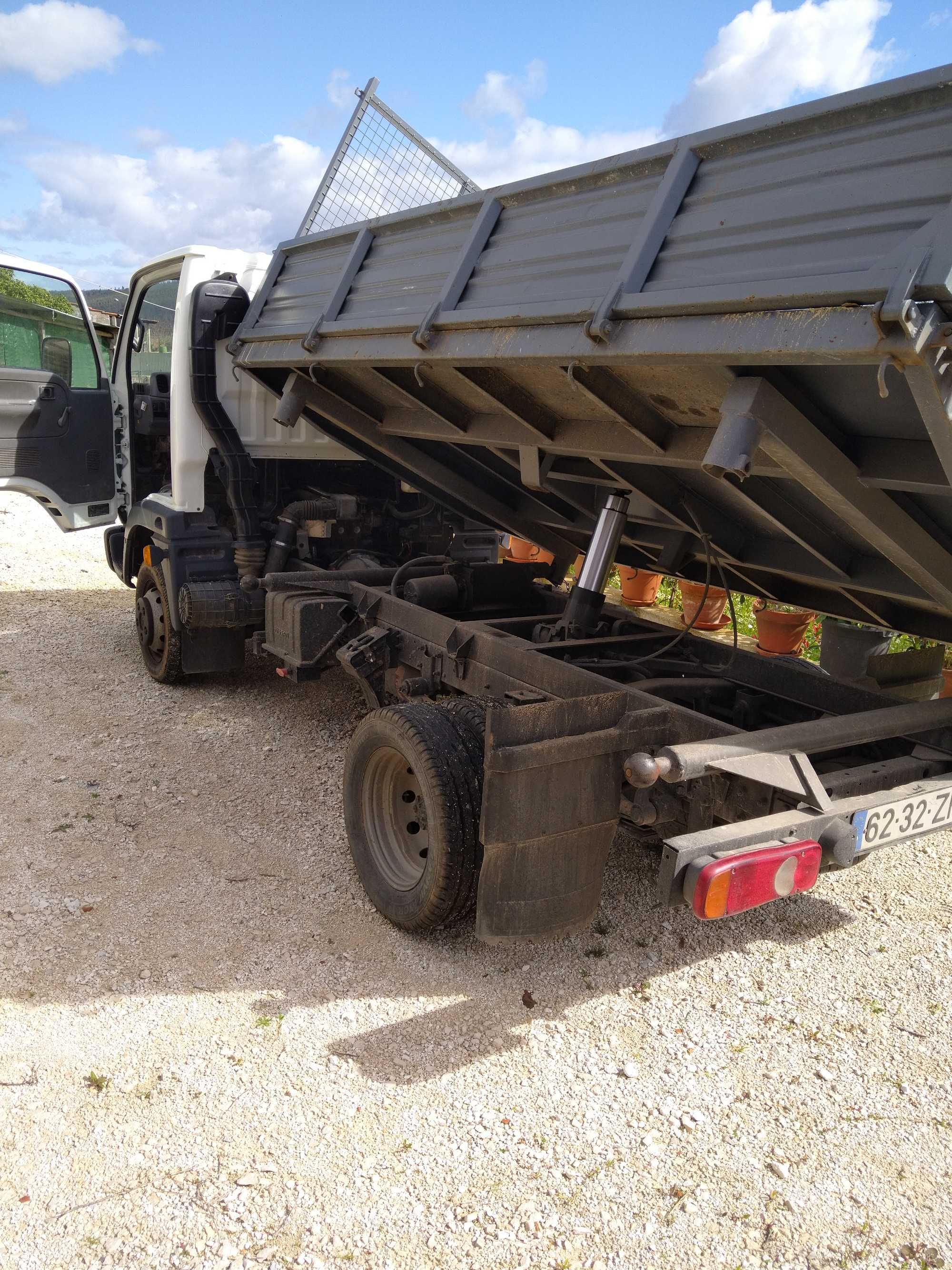 Nissan Cabstar com bascula