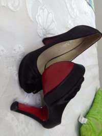 Sapatos pretos de sola vermelha sapato aberto a frente