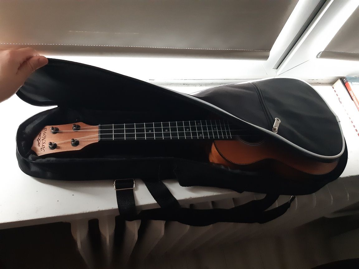 Nowe ukulele + książeczka do nauki chwytów + pokrowiec