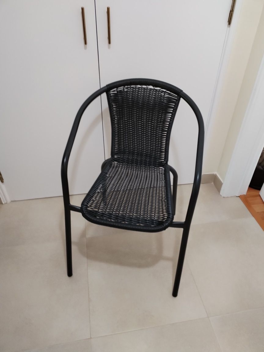 Cadeira em metal e rattan preto com braços para exterior