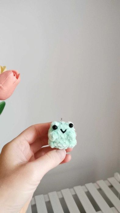 Żabka na szydełku, breloczek handmade