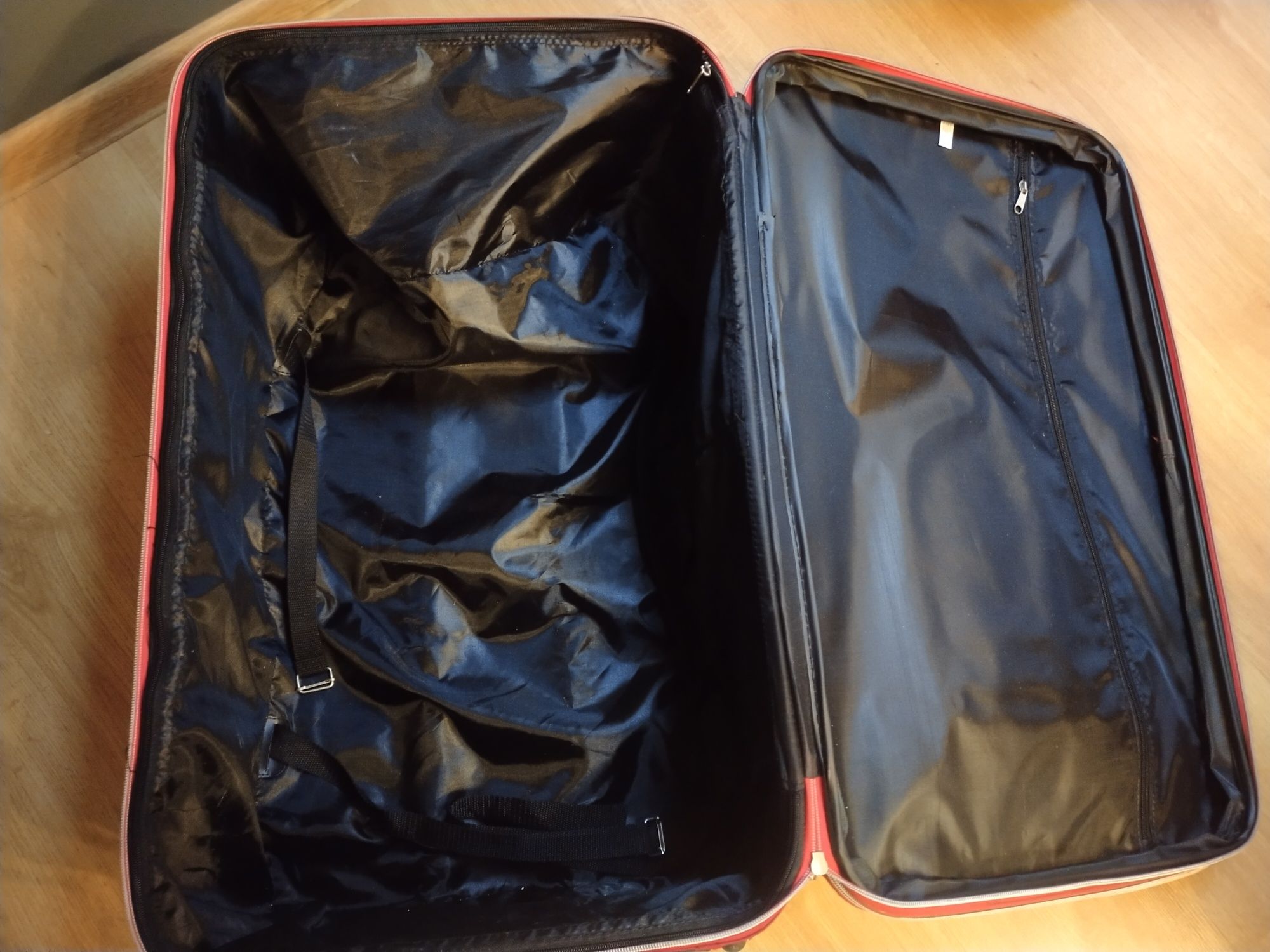 Duża walizka na kółkach z wysuwana rączka